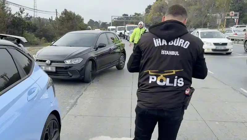 Emniyet Şeridini İhlal Eden Sürücü Bir Yoldaş Buldu: Olayın Arkasındaki Gerçekler