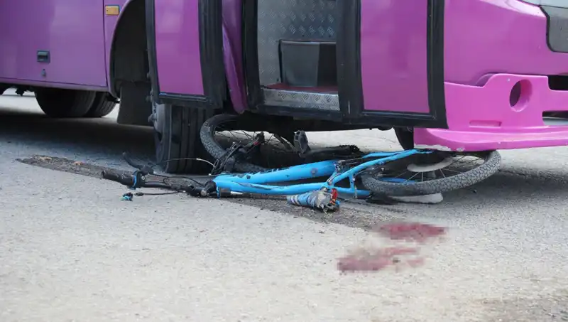 Sarsıcı Kaza: Çocuk Bisikletle Sokağa Fırladı, Otobüsün Altında Kaldı