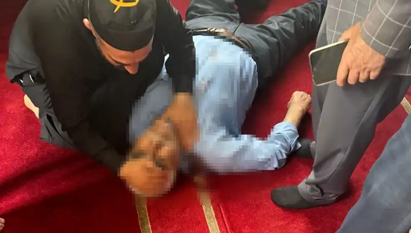 Camide Namaz Kılarken Bıçaklanan Adamın Dramı: Saldırının Ardındaki Gizem