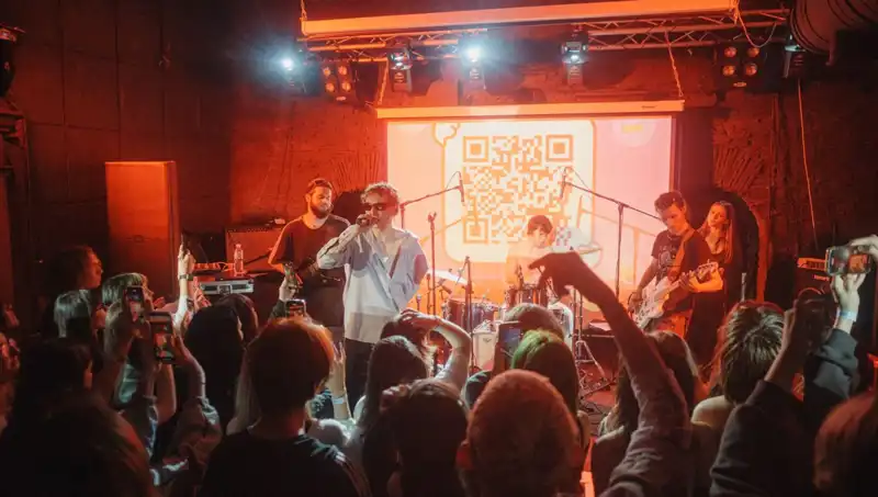 Savaşın Ortasında Bir Şehirde Yaşanan Çelişki: Saldırı ve Konser