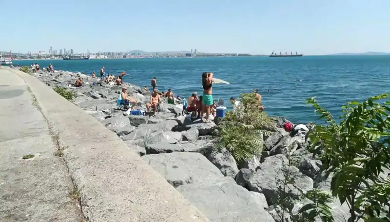 İstanbul'da Hava Sıcaklığı Yükseldi, Sahiller Kalabalıklaştı