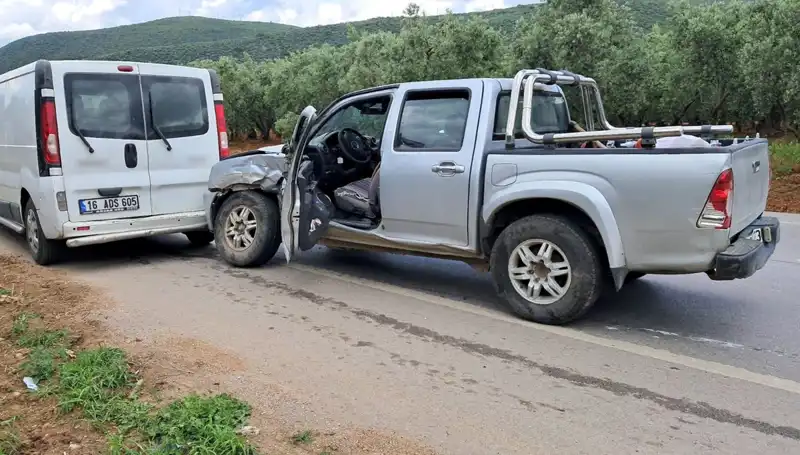 Bursa'da Minibüs ile Kamyonet Çarpıştı: Kaza Anı ve Yaralıların Durumu
