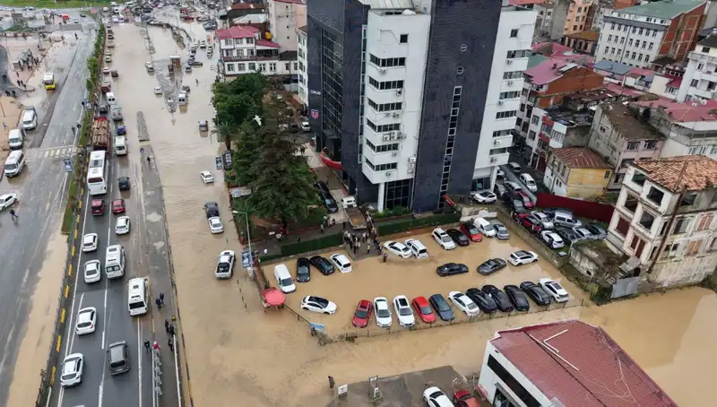 Trabzon'daki Sel Felaketi: Çamurda Kayıp Kişi Aranıyor