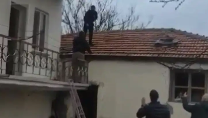 Çatıda Kıstırılan Şüpheli: "10 Sene Yattım, Bir Daha Yatamam"