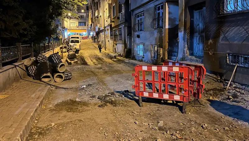 Bayrampaşa’da Rögar Kapağı Patladı, Altyapı Çalışmaları Cezayı Beraberinde Getirdi