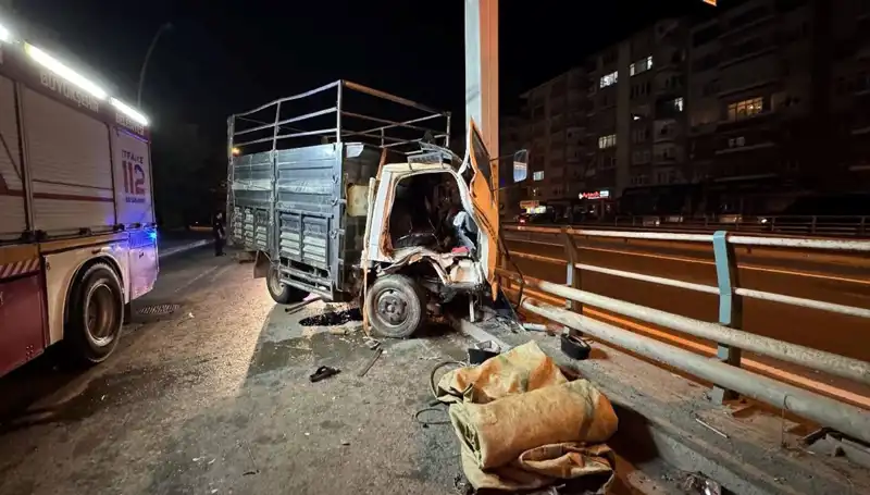 Kamyonet Kaza Yaptı: Yön Tabelasına Çarpan Sürücünün Durumu Ciddiyetini Koruyor