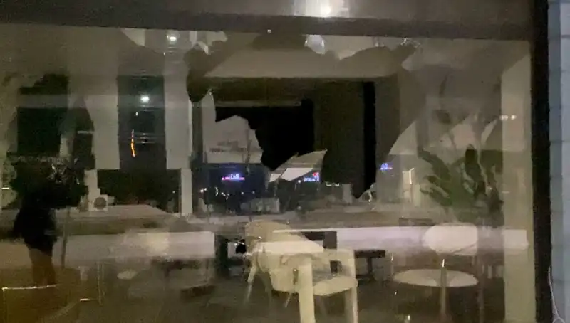 Taşlı Saldırı: Mobilya Mağazası Güvenliği Sarsıldı
