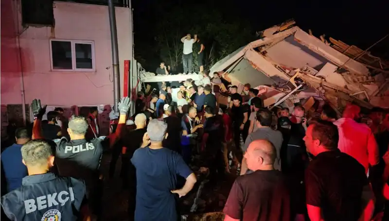 Balıkesir Sındırgı'da Şok Eden Deprem: Can Kaybı ve Yaralılar Var!