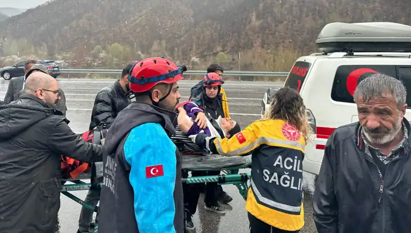 Otomobil İstinat Duvarına Çarptı: Korkunç Kaza 5 Yaralı