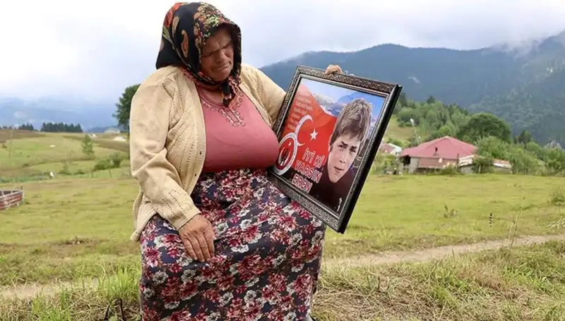 DEM Parti, Eren Bülbül'ün Annesine Özel Bayram Kutlaması Yaptı