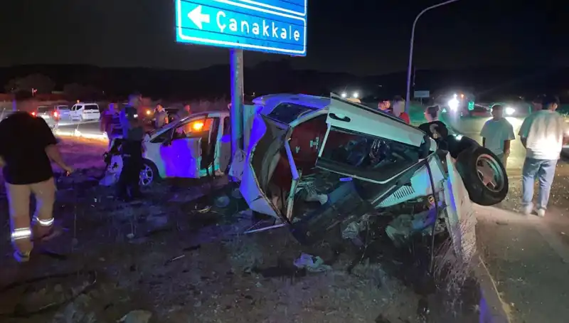 Çanakkale'de İki Araç Çarpıştı: Yaralıların Durumu Endişe Verici