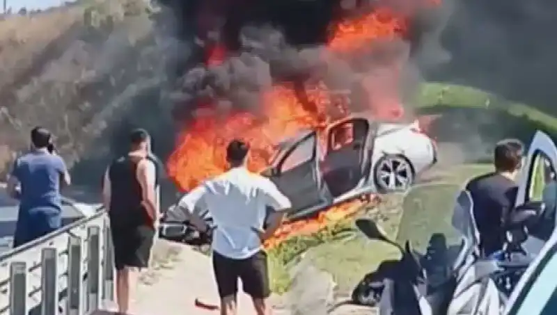 TEM Otoyolu'nda Flaş Kaza: Otomobil Alev Alev Yandı!