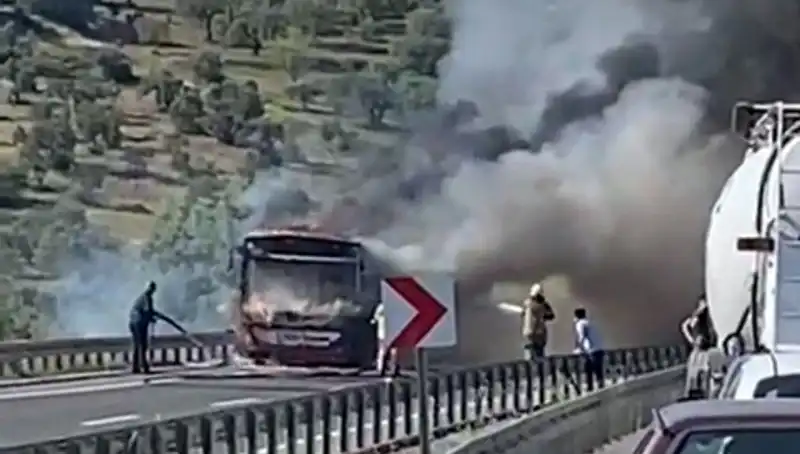İzmir'de Belediye Otobüsü Yangını: Yolcuların Dramı ve Kurtuluş Anları