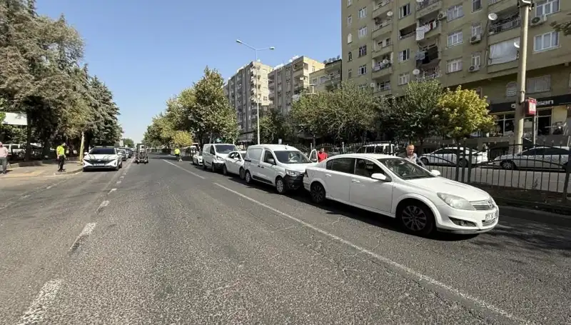 Diyarbakır'da Olay: 5 Araç Birbirine Girdi, Yaralılar Var!