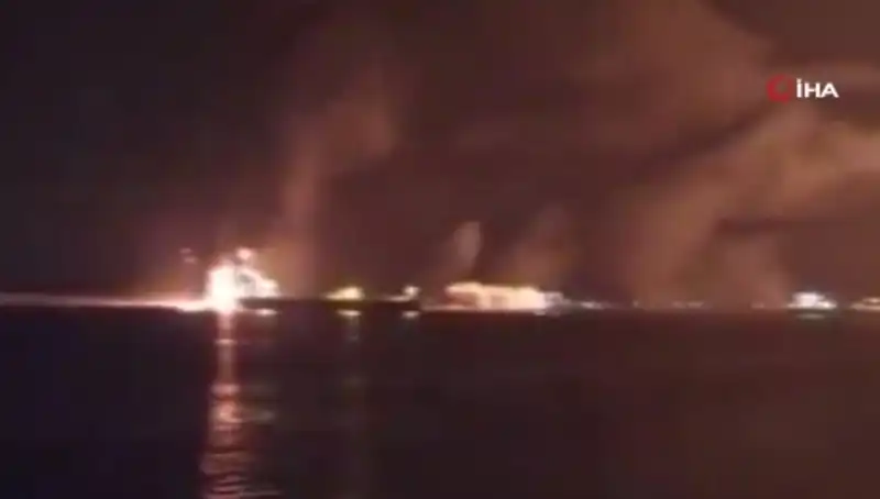 Yemen'deki Yakıt Limanına ABD'den Şaşırtıcı Hava Saldırısı!
