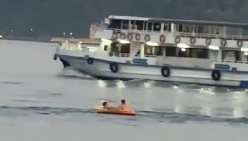 Sarıyer Sahilinde İki Çocuk Denize Botla Açıldı, Herkes Şaşkın!