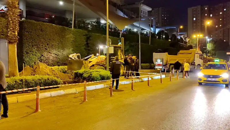 AVM Girişinde Doğalgaz Alarmı: Panik ve Kaos Anakronizm İçinde!