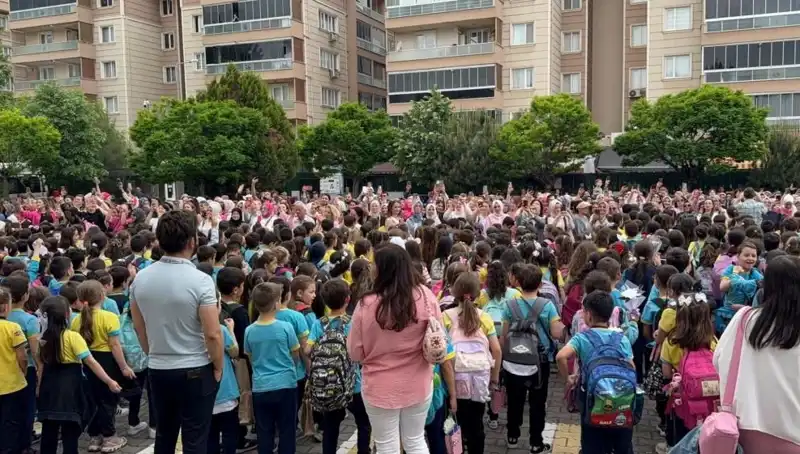 Öğrencilerden Annelerini Ağlatan Duygu Dolu Sürpriz: Gözyaşlarıyla Dolu Anlar