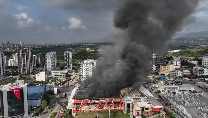 Mersin'deki Fabrika Yangını: TOMA ile Gözleri Yaşartan Müdahale