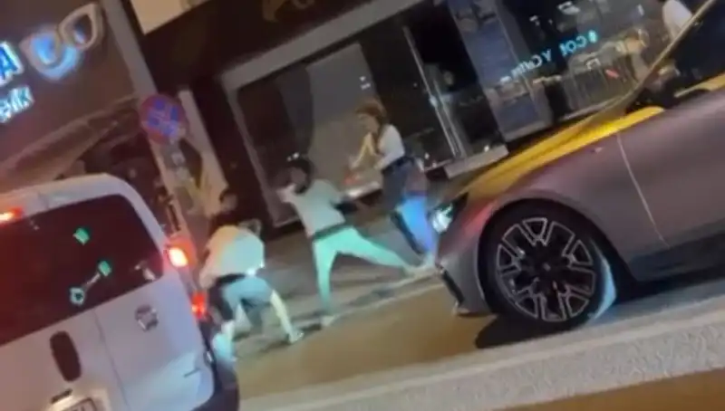 Cadde Boks Ringine Dönüştü: Sokaklarda Yumruklar Havada Uçuştu