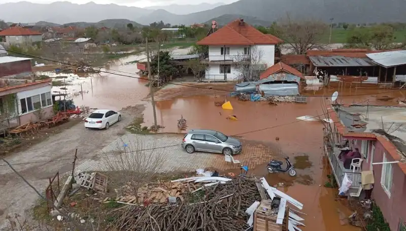 Burdur'da Şiddetli Yağış Sonrası Doğa Felaketi: Evler ve Ahırlar Sular Altında Kaldı