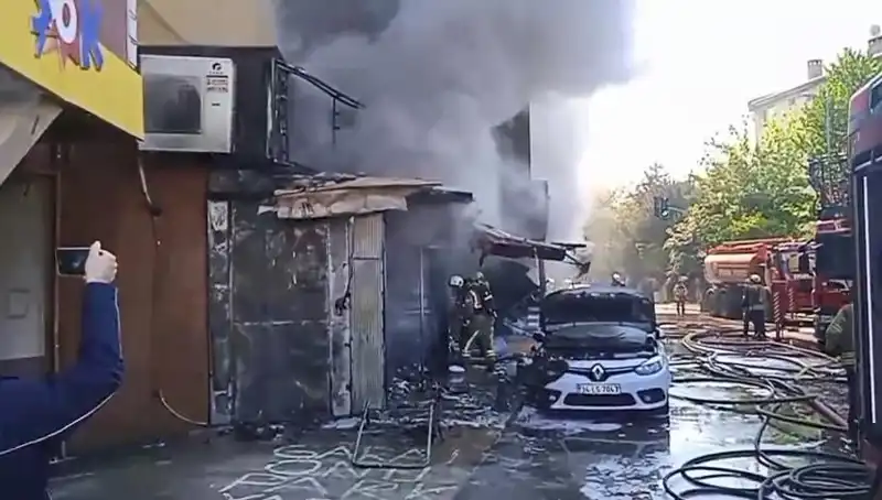 Ümraniye'de Hediyelik Eşya Dükkanında Gerilim Dolu Yangın Olayı