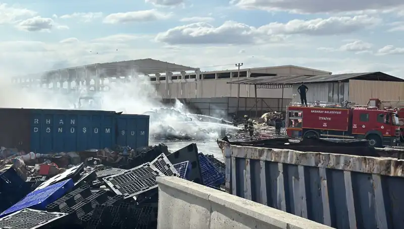 Aksaray'da Geri Dönüşüm Fabrikasında Korkutan Yangın: Nedenleri ve Sonuçları