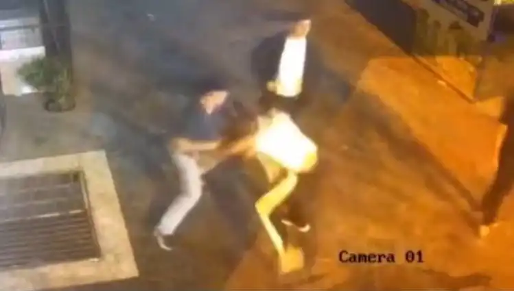 İstanbul Sokaklarında Tekmeli Yumruklu Kavga: Neler Oluyor?