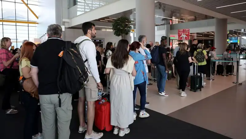 İstanbul Havalimanı'nda Bayram Yoğunluğu: 1.642 Uçuş Bekleniyor