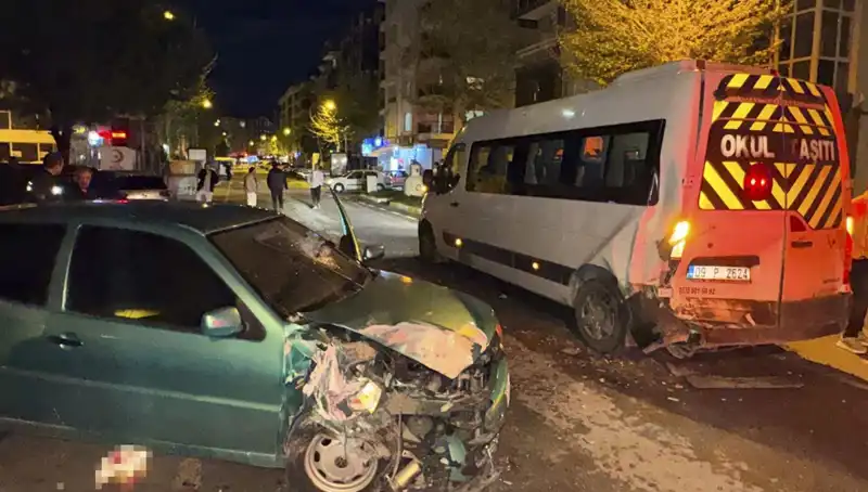 Otomobil Servis Minibüsüne Çarptı: 6 Yaralı, Kaza Detayları Şok Edici