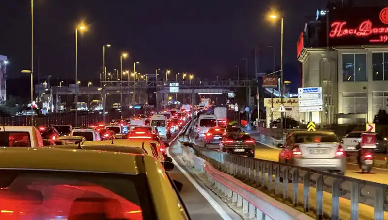 Yenibosna Metrobüs Yaya Üst Geçidinde İhmal Mi Var? Güvenliği Tehdit Eden Çalışmalar