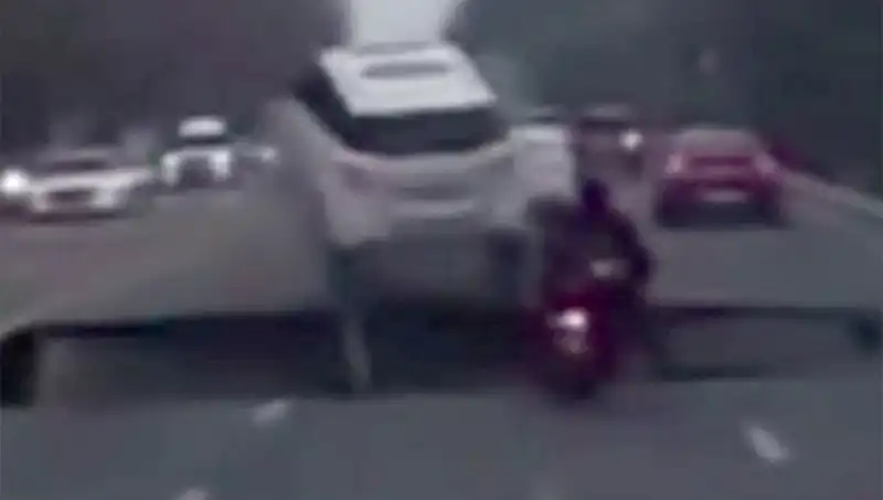 Güney Kore Otoyolunda Sapasağlam Dev Çukur, Motosikleti Yuttu!