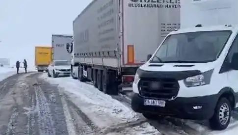 Kars-Ardahan Karayolu’nda Kar Yağışı: TIR’lar Mazgallar İle Hapsoldu