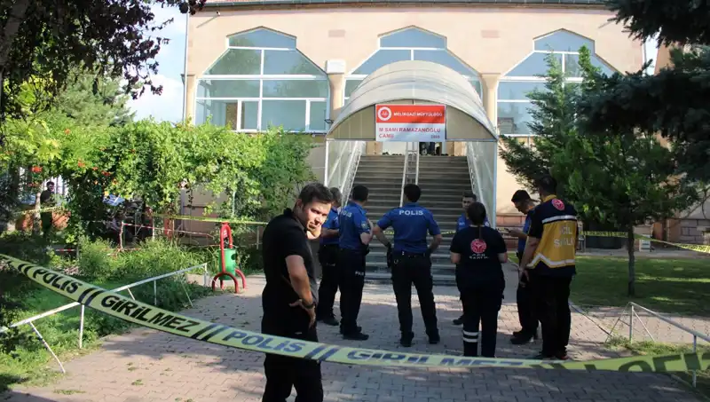 Namaz Kılarken Husumetlisine Korkunç Saldırı: Boğazı Kesilerek Öldürüldü