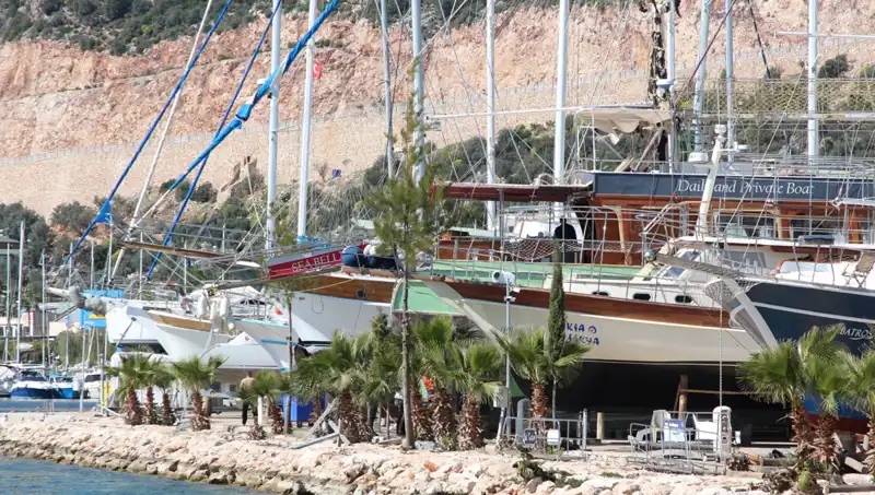 Kaş'ta Gezi Tekneleri Denizde Gün Sayıyor: Yaz Sezonu Hazırlıkları