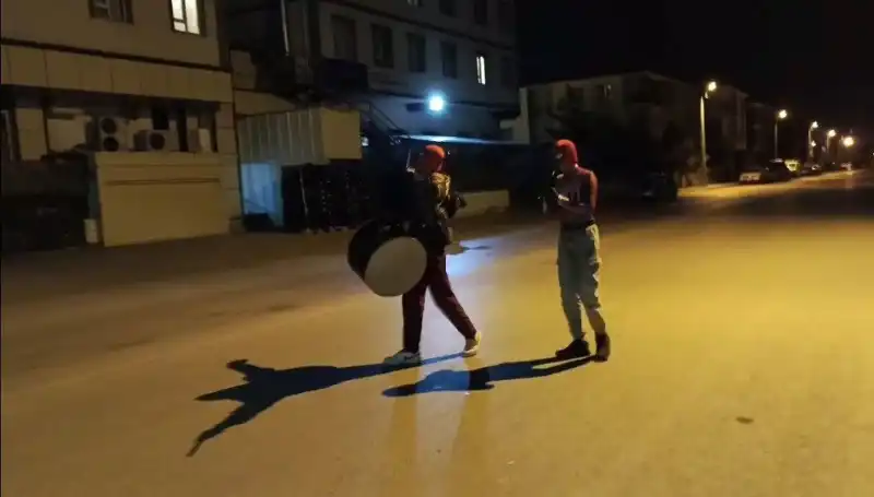 Erzincan Sokaklarında Sahur Coşkusu: Örümcek Adamlar Davul Zurna Çaldı!