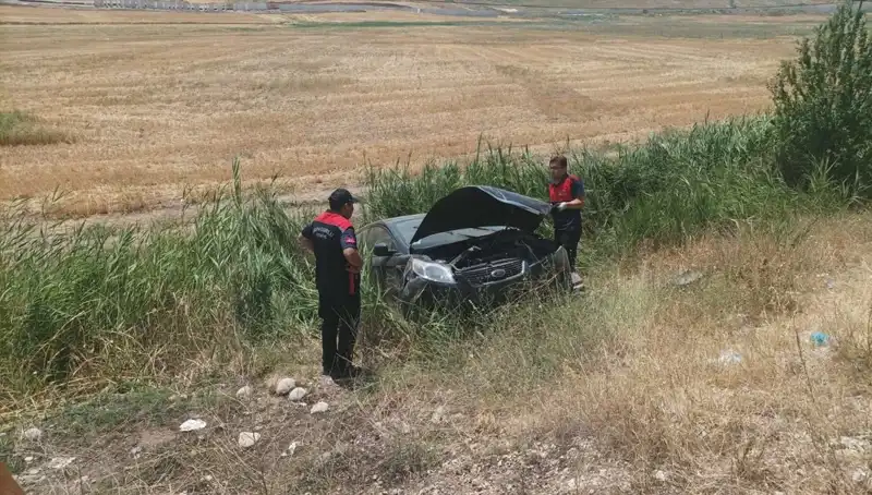 Şarampole Uçan Otomobilde İki Kişi Yaralandı: Olayın Detayları