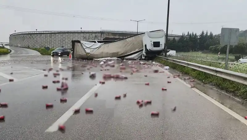 TIR Devrildi, Yolda İçkiler Saçıldı: Olayın Ardındaki Gizem