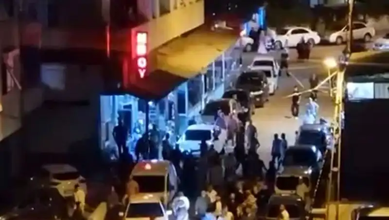 Düğün Kutlamasında Şok! Arabasıyla Kalabalığa Daldı