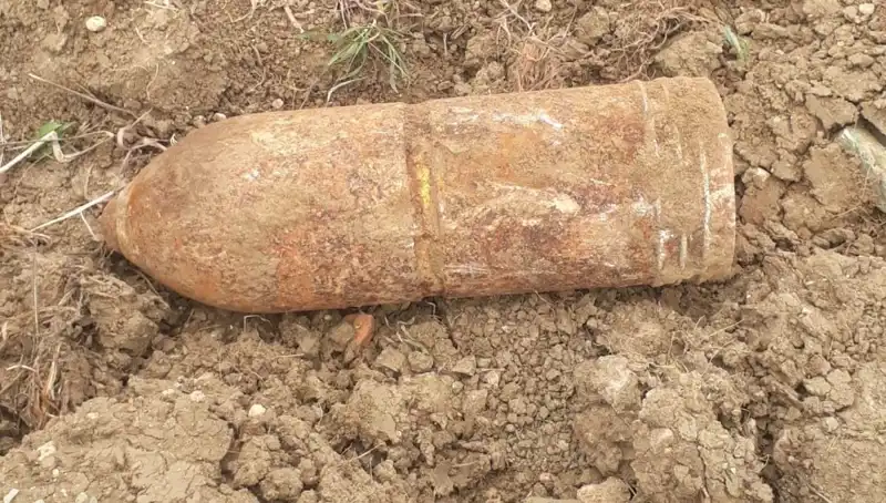 Çanakkale'de Bulunan Patlamamış Top Mermisi Hayatları Tehlikeye Atıyor
