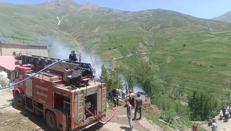 Van'da Ev Yangınında Acı Kayıp: Bir Çocuk Hayatını Kaybetti