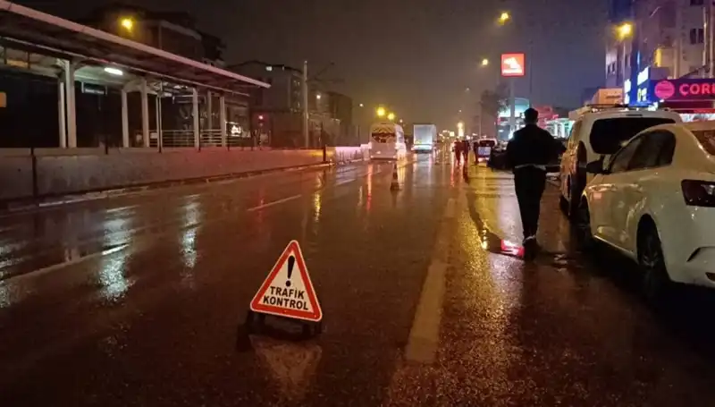 Bursa'da Kazaya Müdahale Eden Polise Kamyonet Çarptı: O Anlar Kamerada