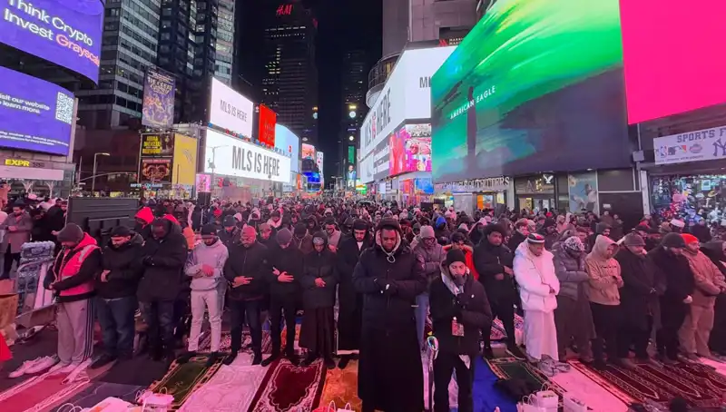 New York Times Meydanı’nda Teravih Namazı: Şehirdeki İkilik Çizgisi