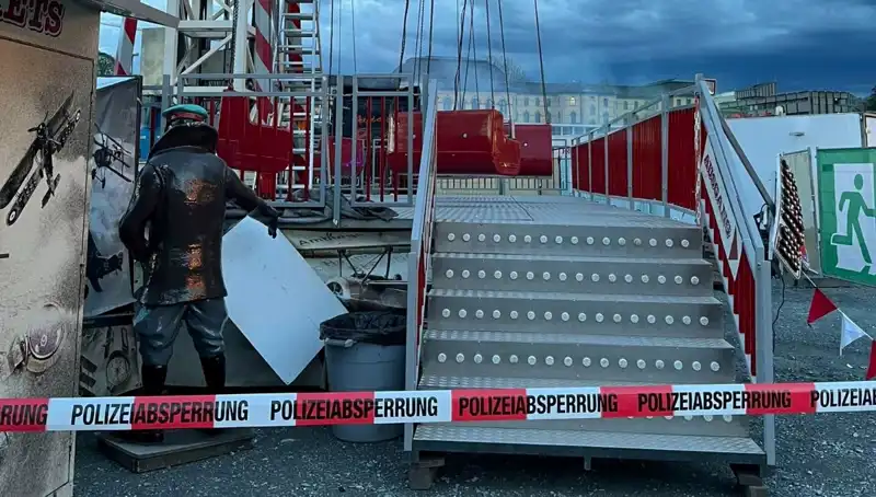 Reklam Direğine Çarpan Dönen Salıncağın Şok Edici Kazası