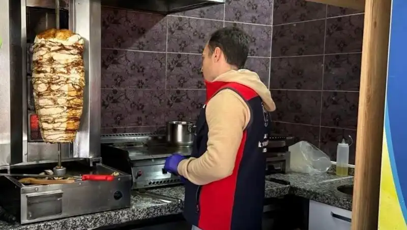 Tavuk Döner Alarmı: Türkiye Genelinde İşletmelere Baskınlar Artıyor