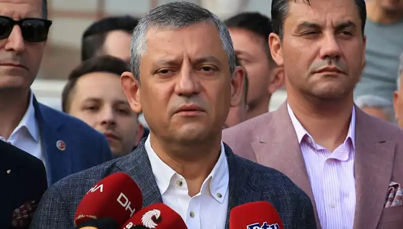 Özgür Özel'den Bayram Yorumları: "Bu Bayram Neden Bize Bayram Gibi Gelmedi?"