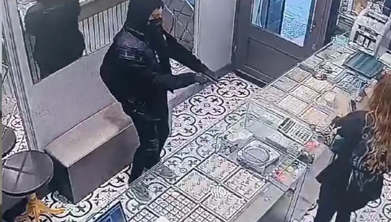 Soygun Girişimi Müşteriyi Şimdiye Gönderen Dolaba Takıldı!