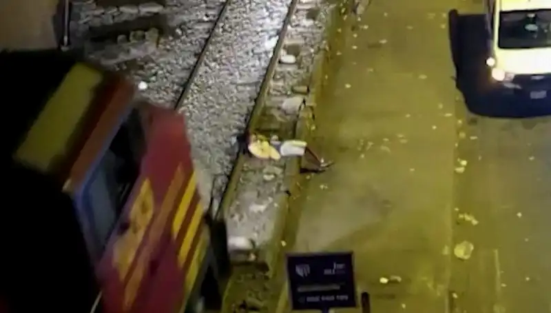 Saniyeler İçinde Mucize: Tren Kazasında Hayatını Kayıp Edip Kurtulan Genç