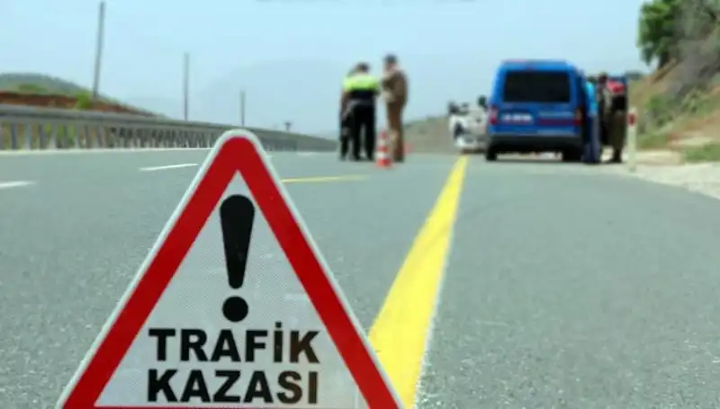 Ticari Araç ile Otomobil Çarpıştı: 5 Kişi Yaralandı, Güvenlik Önlemleri Yetersiz mi?