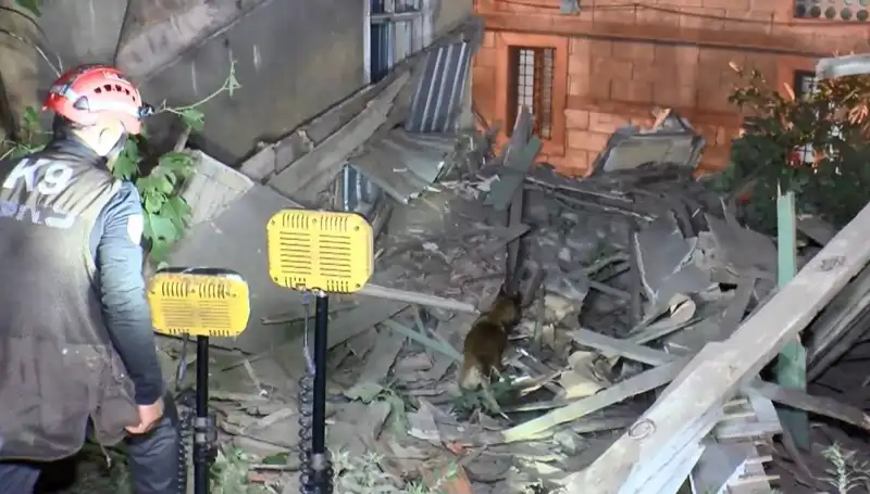 İstanbul’da Deprem Sonrası Çöken Bina, Şehirde Panik Yarattı